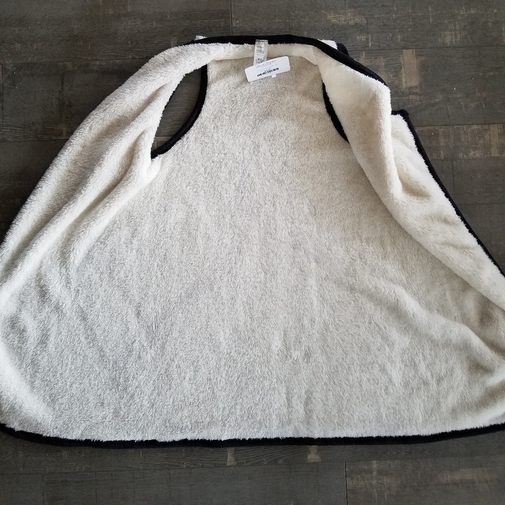 ☀️3/$25 Faux Fur Warm Ivory Black Vest Cardigan - Picture 4 of 6